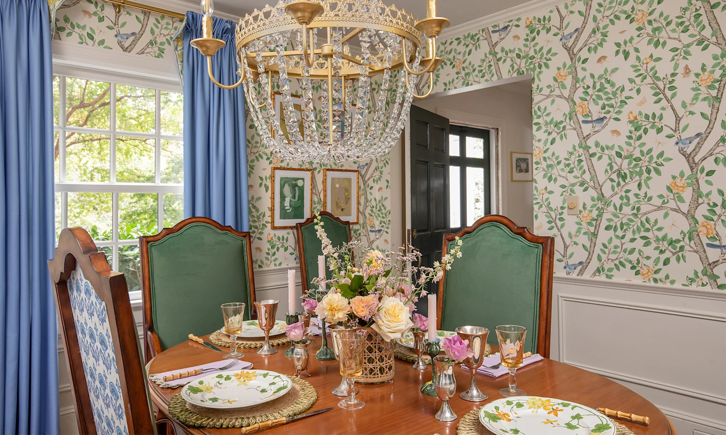 Dining room with Elsie's Garden Butterscotch on cream wallpaper.