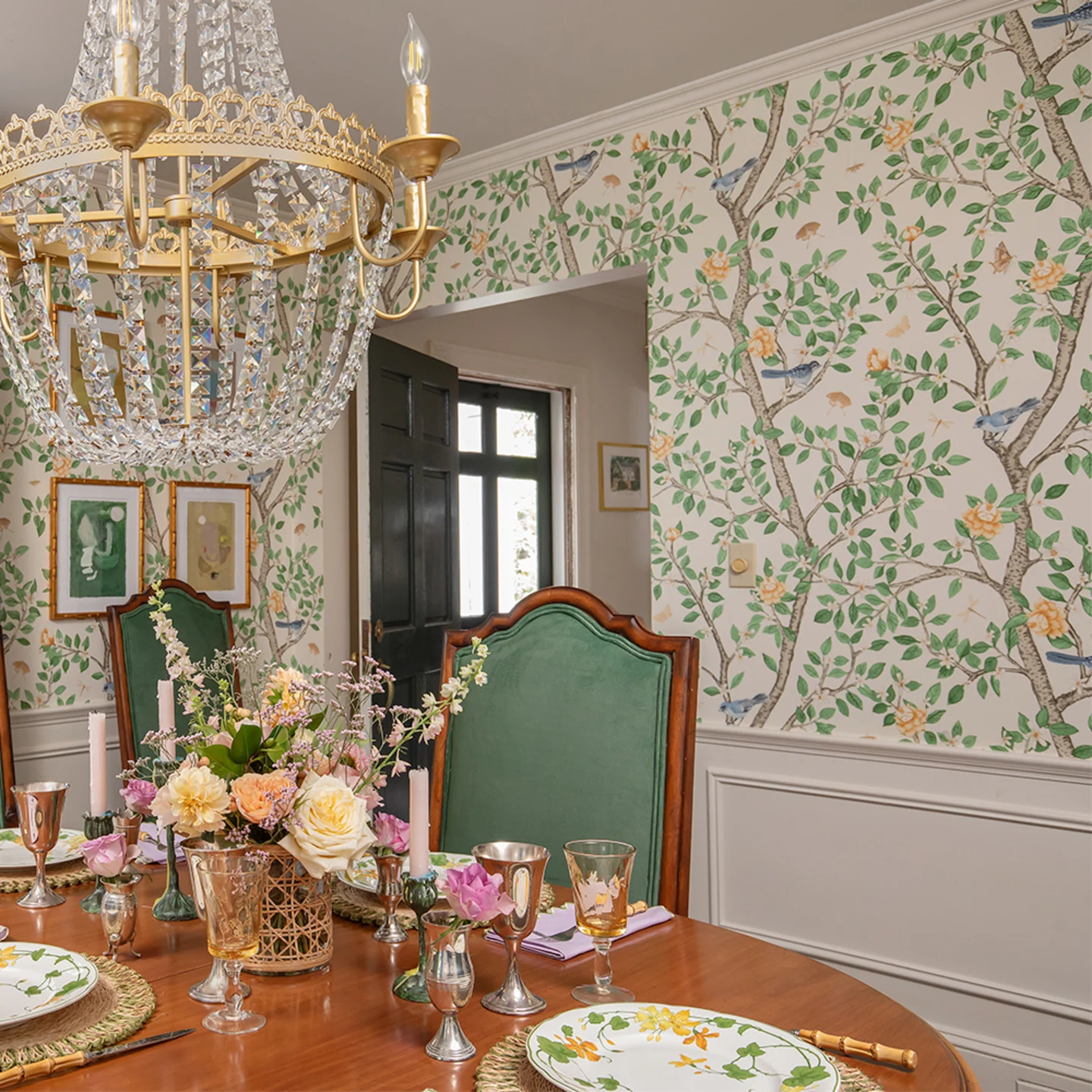 Dining room with Elsie's Garden Butterscotch on cream wallpaper.